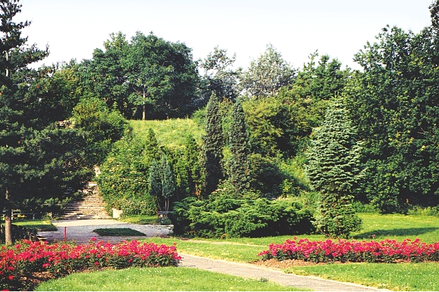 ...proto byl upraven jako celá výsypka o rozloze 60 ha do podoby příměstského parku (1995).