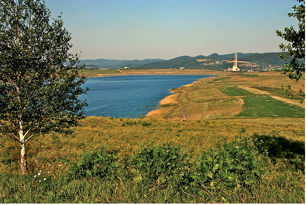 Stejné území roku 2005. Rekultivace s rekreační funkcí zde není dosud ukončena.