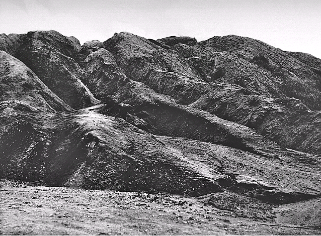 Svah vnitřní výsypky lomu Hrabák tvořil bezprostřední sousedství Most (1962),...