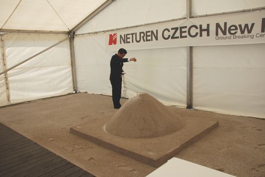 Obřad vysvěcení místa - vysypání solí, rýží a polití vínem