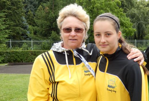 Během atletických soutěží jsme vyfotografovali při přípravě na závod Kristýnu Kopečnou (překážky, skok daleký) s trenérkou dr. Simonou Gunarovou.