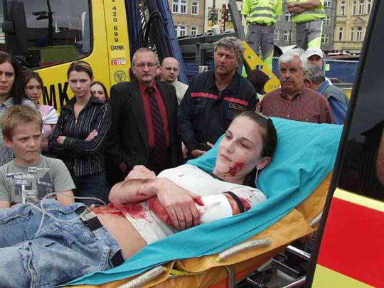 Po patnácti minutovém zákroku jsou z vozu první zraněné