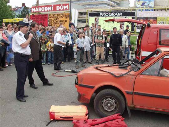Práci záchranářů divákům přiblížil Jaroslav Volák, člen HSZ ústeckého kraje, velitel stanice v Ústí nad Labem