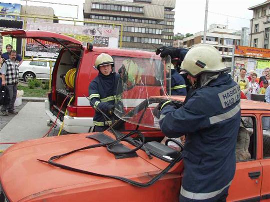 Přední sklo je také překážkou