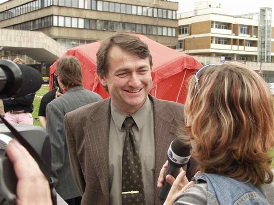 Stavbu mobilního zdravotnického zařízení sledovali také novináři 