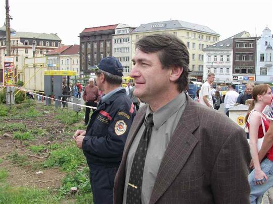 Stavbu mobilního zdravotnického pracoviště sleduje Jiří Šulc