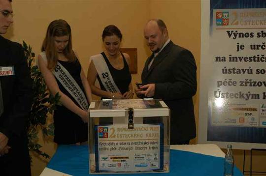 Pokladničku si prohlíží Radek Vonka