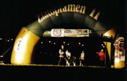 Start nočního běhu městem