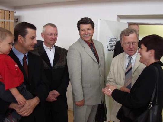 Zástupci kraje a sportu v hale karate