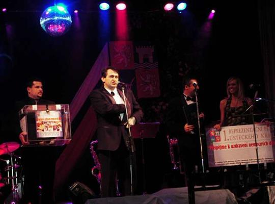 Hejtman Jiří Šulc zahajuje sbírku 