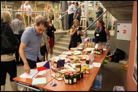 Návštěvníci výstavy a ochutnávka