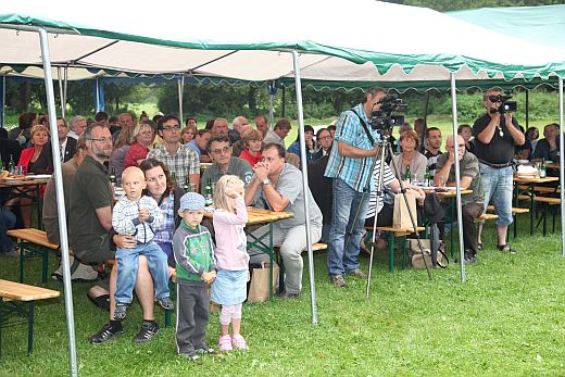 Zaplněné party stany při vyhodnocení soutěže Vesnice roku