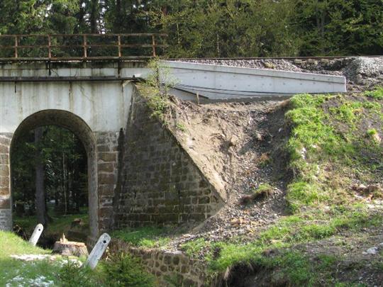 Voda si dokázala poškodit trať i ve výšce 6 metrů nad okolním terénem (z obou stran)