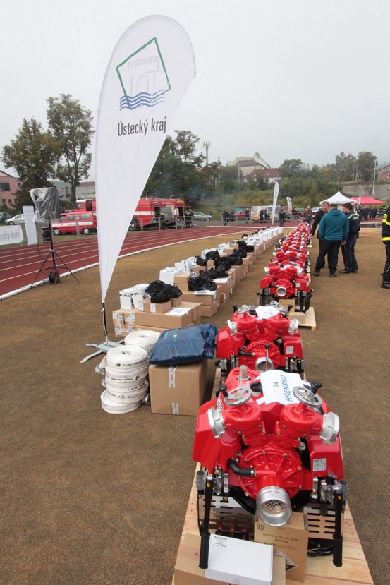 Dobrovolní hasiči převzali techniku od Ústeckého kraje