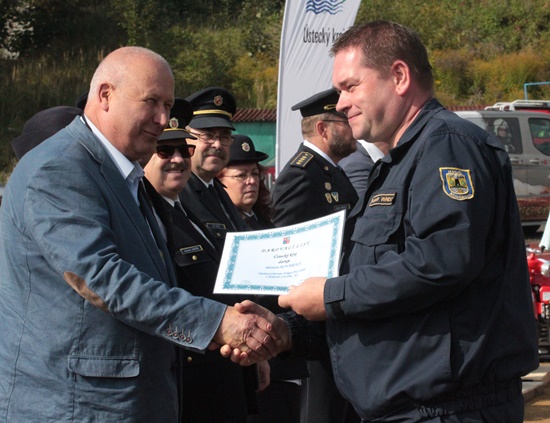 Dobrovolní hasiči převzali techniku od Ústeckého kraje