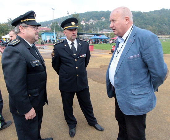 Dobrovolní hasiči převzali techniku od Ústeckého kraje