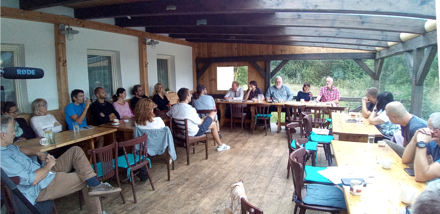 IRO 3 - kultaý stůl