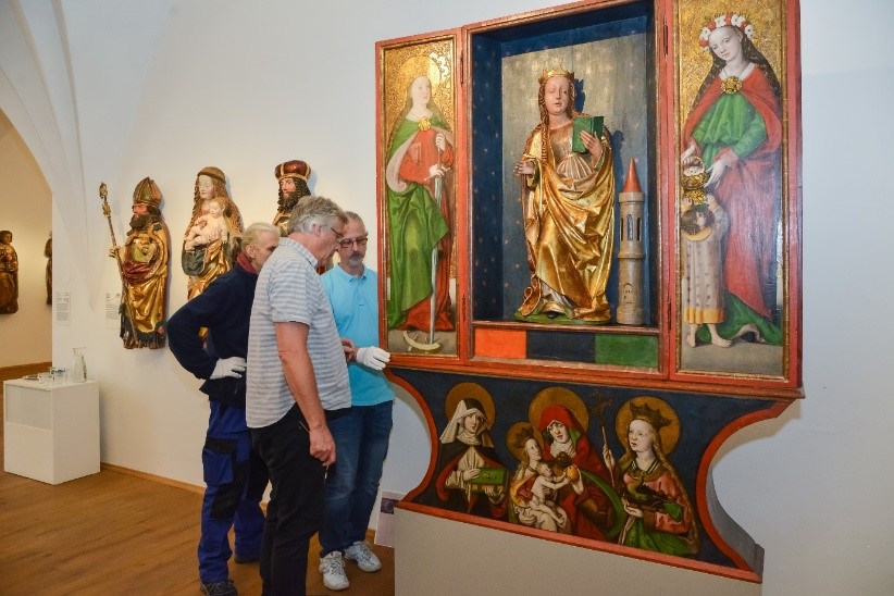 Popiska: Restaurátor Mario Král a pracovníci muzea při instalaci zrestaurovaného oltáře. Foto Miloš Žihla.