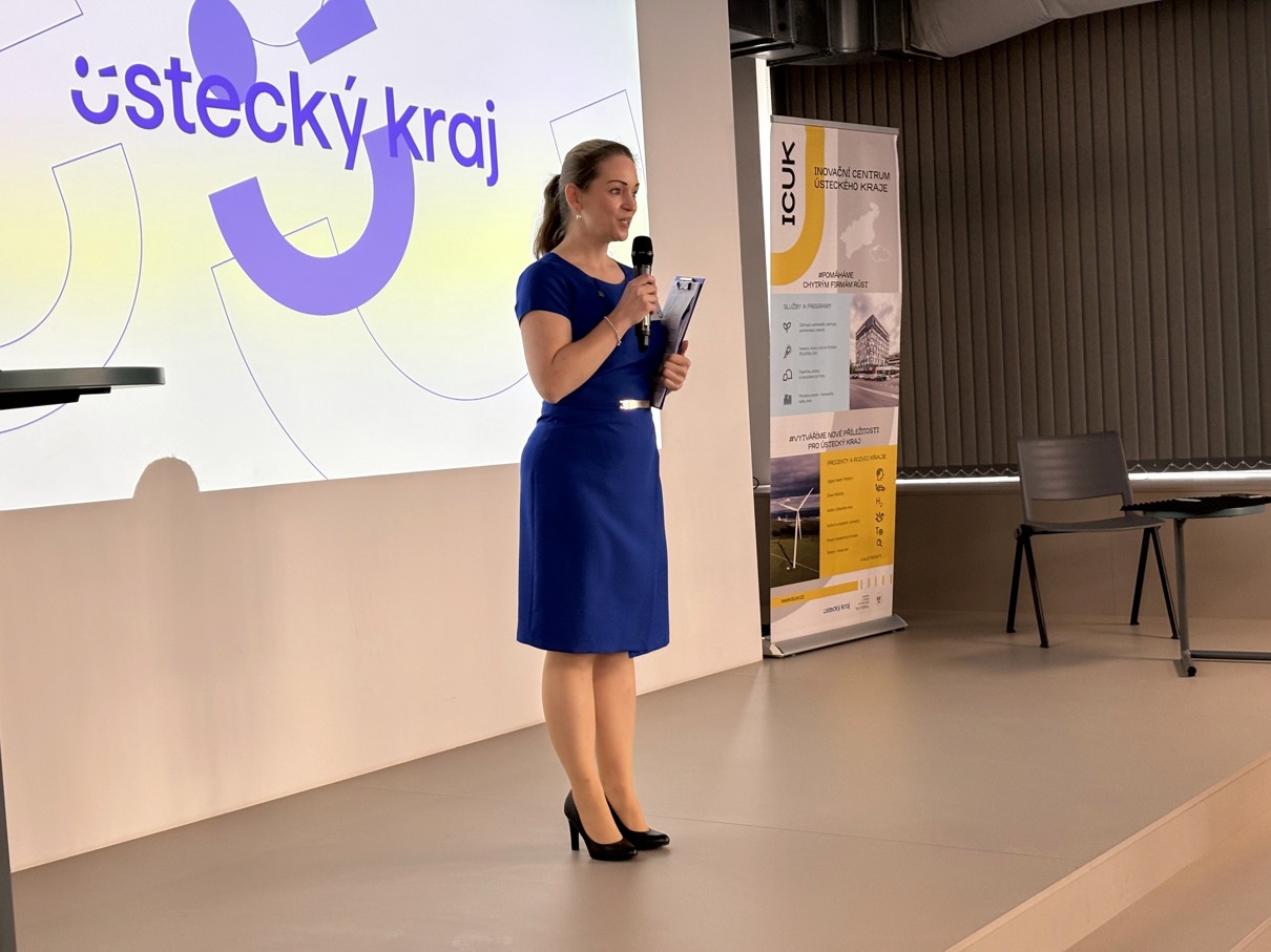 Moderátorka konference