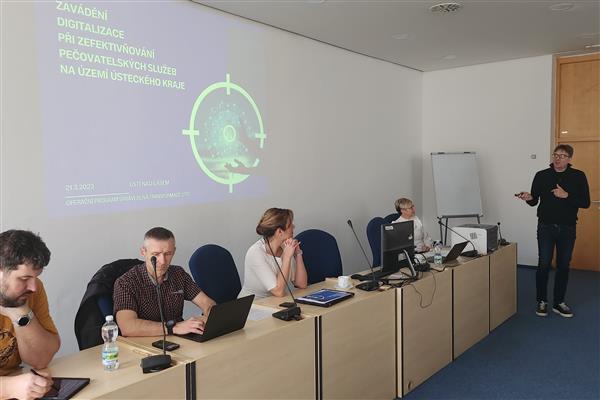 Semináře se účastnila Petra Lafková (vpravo sedící), vedoucí odboru sociálních věcí. Přítomni také byli: Karolína Wankovská, ředitelka Charity Litoměřice (za partnera projektu), Ladislav Marek, ředitel organizace ACoRD CZ, z. s. (také partner projektu)