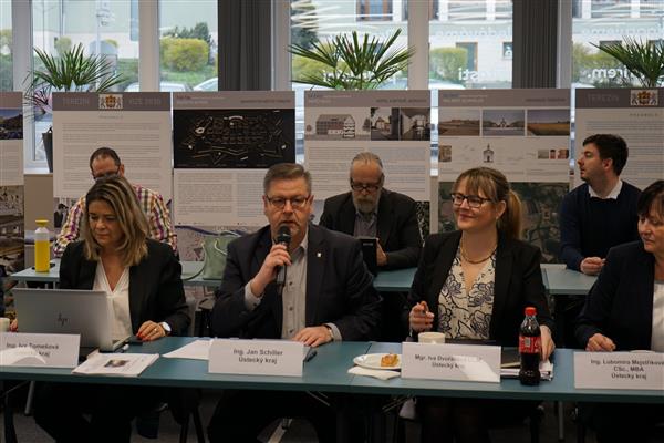 Předsedou RSK je hejtman Jan Schiller, vedle něj na snímku vpravo krajská radní Iva Dvořáková a náměstkyně hejtmana Lubomíra Mejstříková