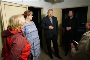 Na nevyužívané prostory bývalé střední školy se byl podívat radní pro finance Jan Růžička (vpravo) a radní pro majetek Tomáš Rieger (druhý zprava)