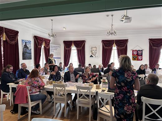 Radní Ústeckého kraje pro oblast přípravy a realizace projektů Iva Dvořáková debatuje s účastníky setkání