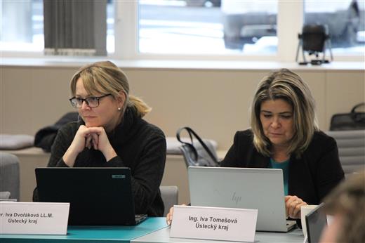 Iva Dvořáková (radní pro oblast přípravy a realizace projektů) a Iva Tomešová (vedoucí odboru podpory podnikání, inovací a transformace)